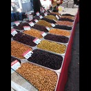 Für eine Kleinstadt mit gut 50.000 Einwohnern (Stand 2020) hat Saray einen sehr großen Markt. Hier nicht der einzige Stand mit einer großen Olivenauswahl (60 TL für das Kilo Oliven entsprechen 3,11 €)